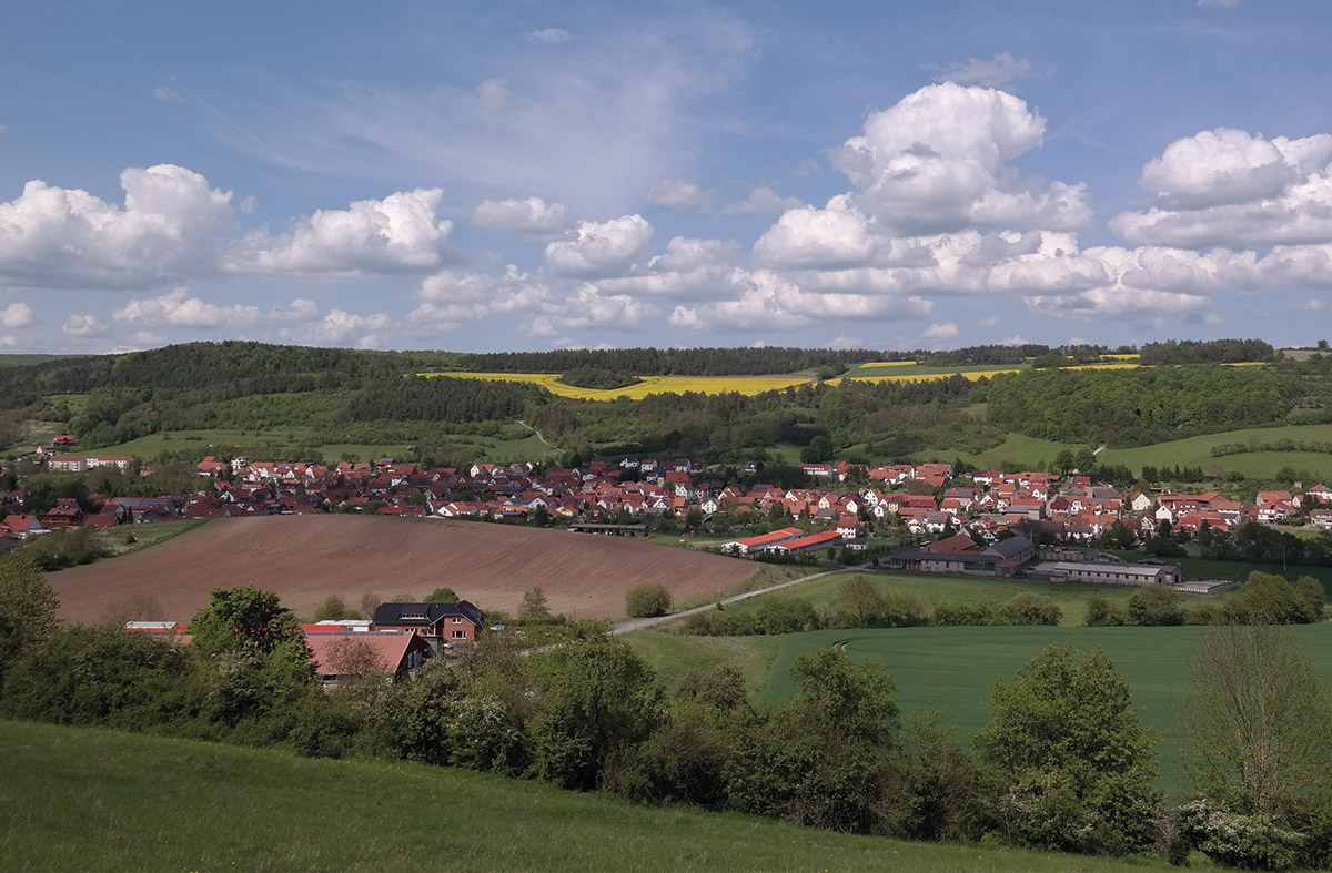 Panoramablick mit Acker vom Hof Roesebach